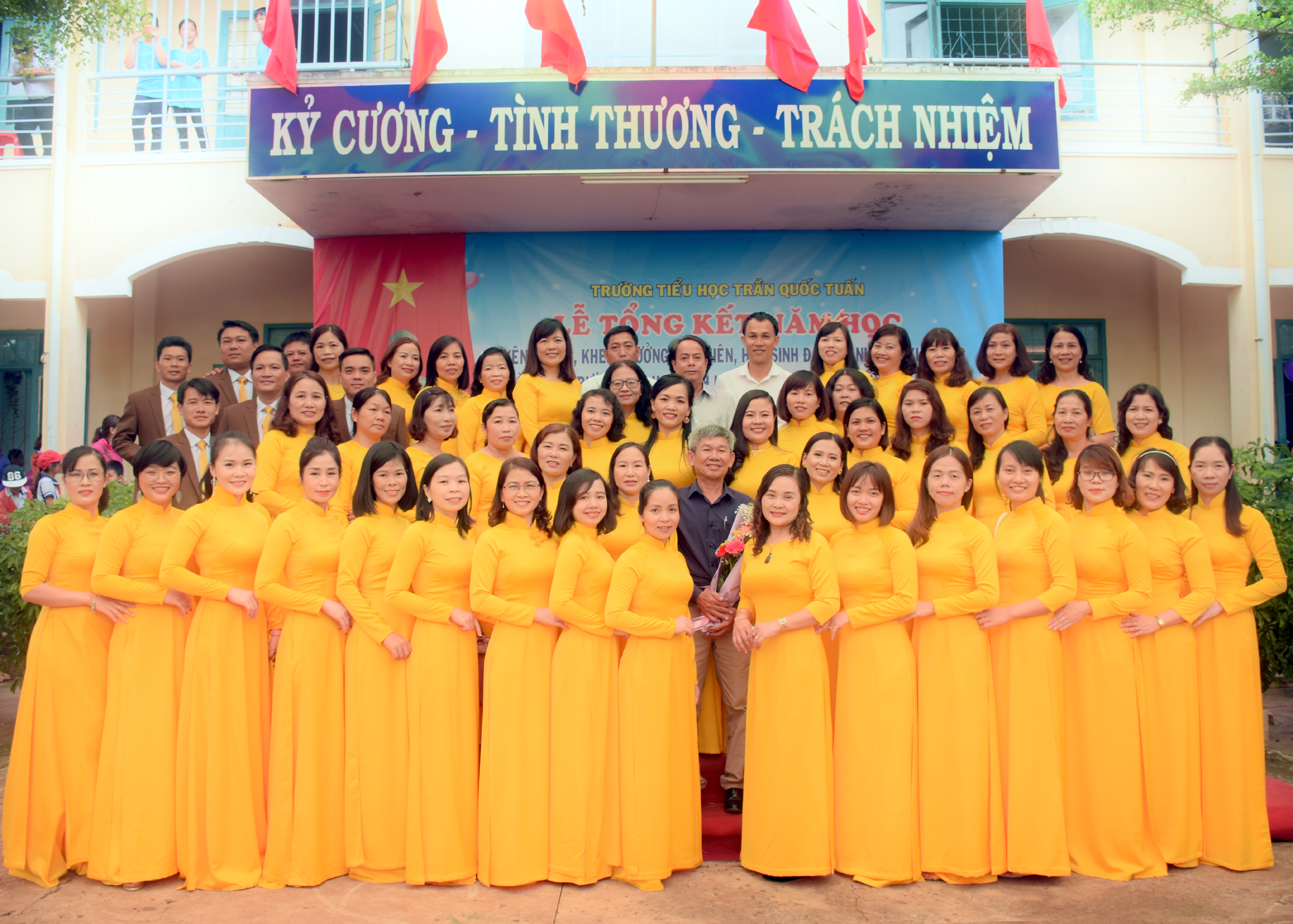 Tập thể CB, GV, NV trường TH Trần Quốc tuấn trong lễ tổng kết năm học 2019-2020 Tập thể CB, GV, NV trường TH Trần Quốc tuấn trong lễ tổng kết năm học 2019-2020
