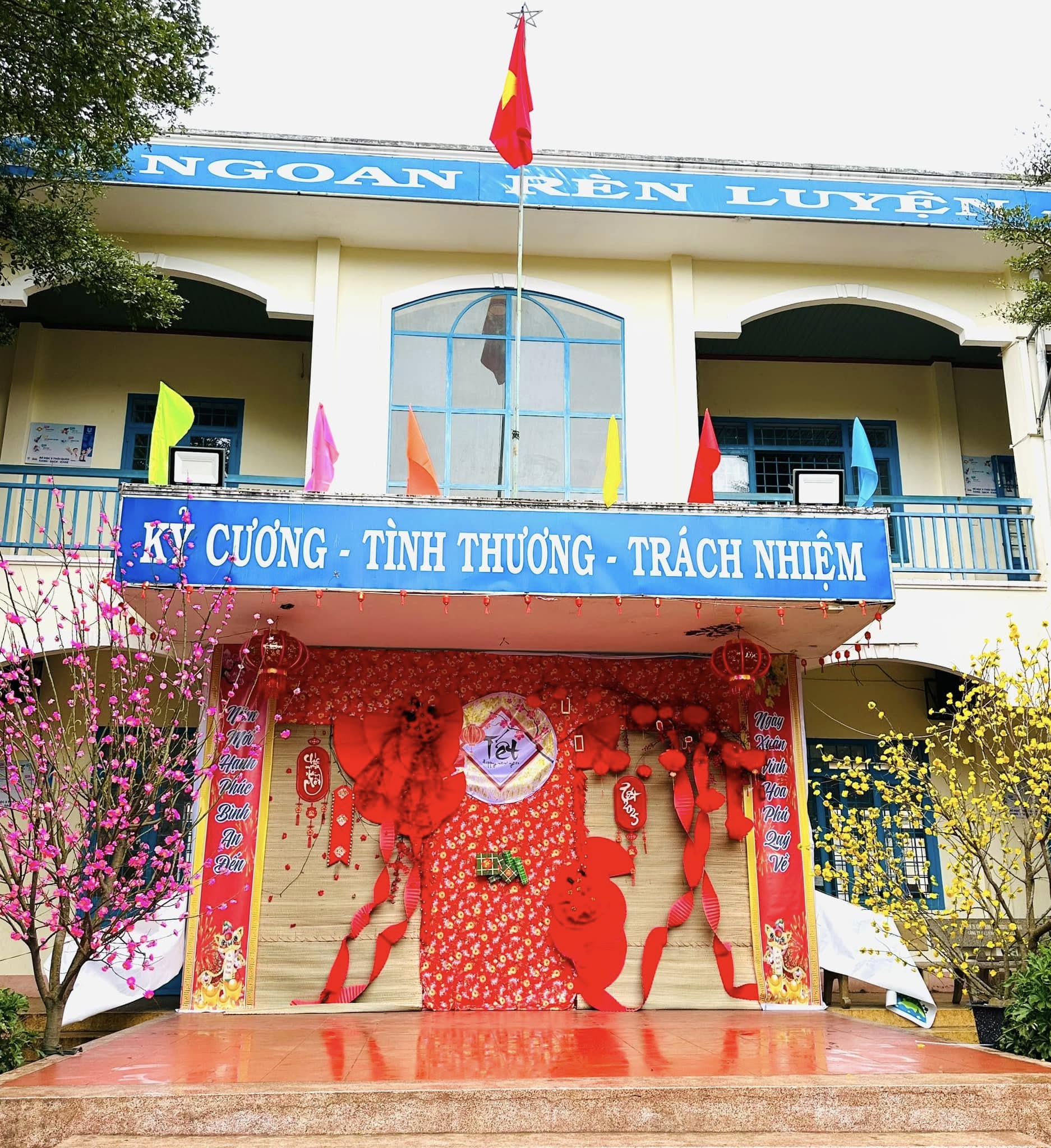 Đủ yêu sẽ làm nên mùa xuân ấm nồng!❤️❤️❤️❤️❤️❤️ ❤️Một cây làm chẳng nên non, ❤️Ba cây chụm lại nên hòn núi cao. — đang ￼cảm thấy biết ơn.