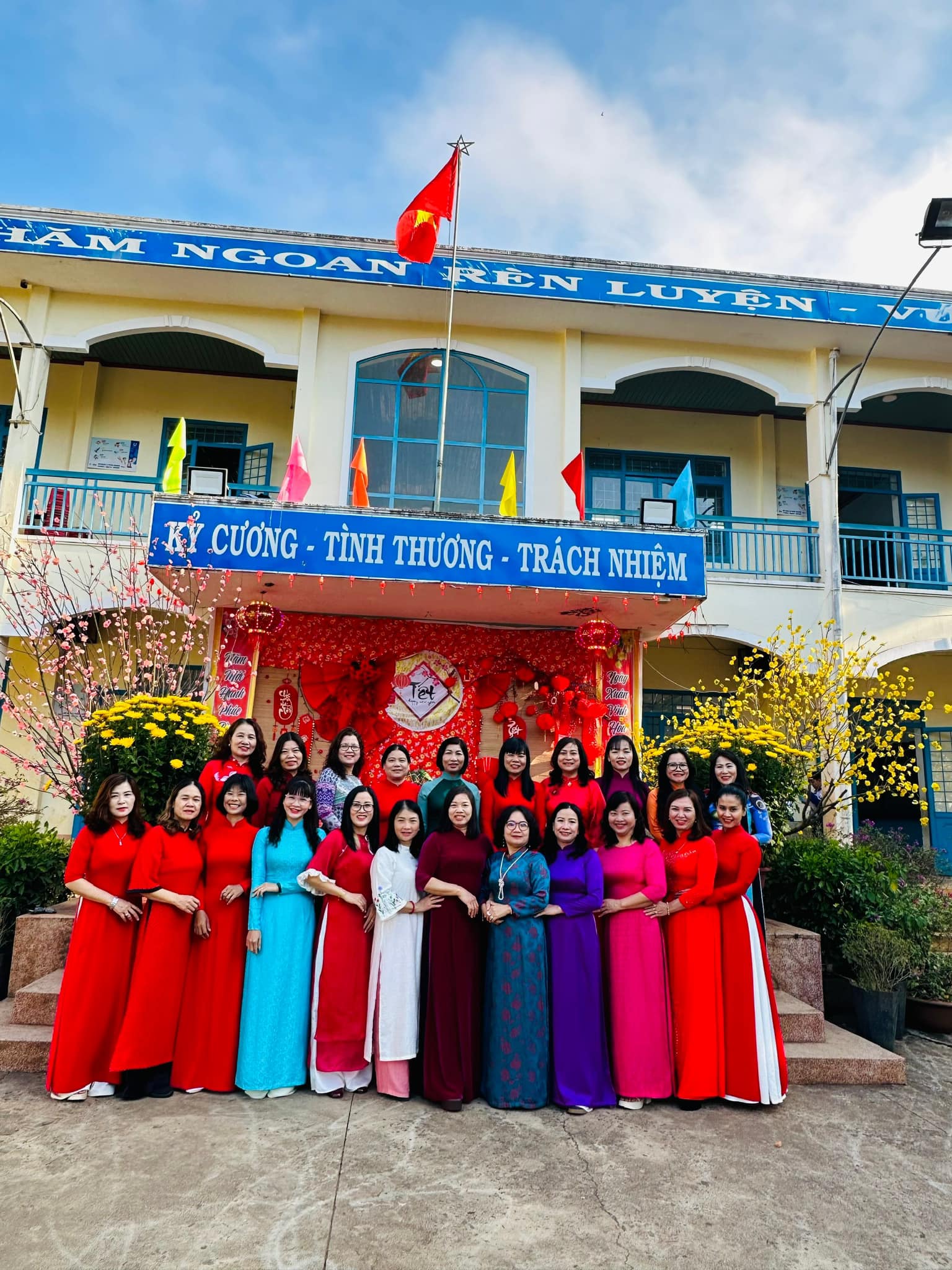 1 giờ ngày 03/02/2025 ( 06/01 năm Ất Tỵ). Tiết Lập xuân. Xuân đến cận kề, tiết trời chuyển mình, vạn vật hân hoan đón vận mới Trường TH Trần Quốc Tuấn gặp mặt đầu năm Ất Tỵ