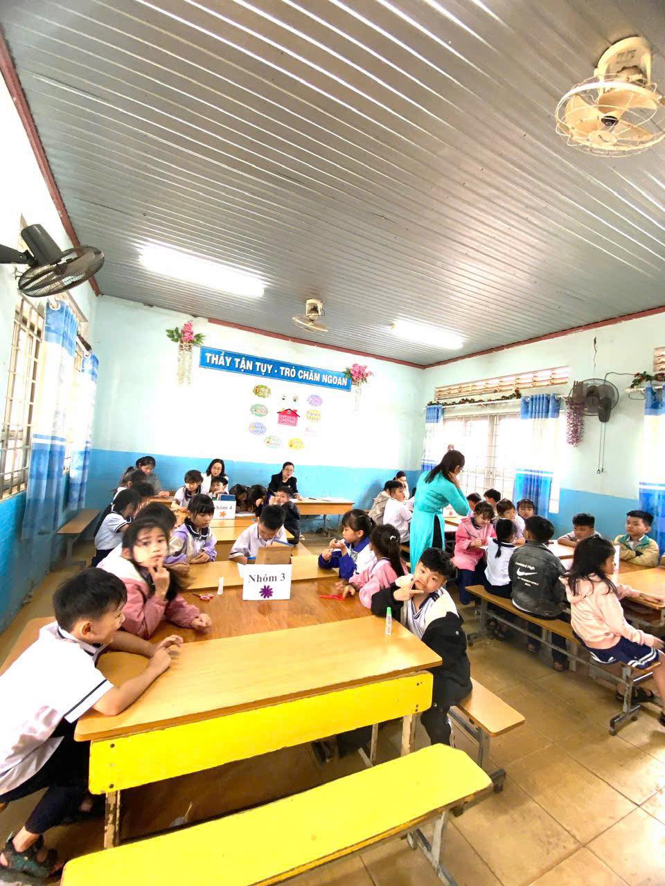 Bài học STem lớp 2 :Thực hành biểu diễn số với bàn tính của cô trò lớp 2G.