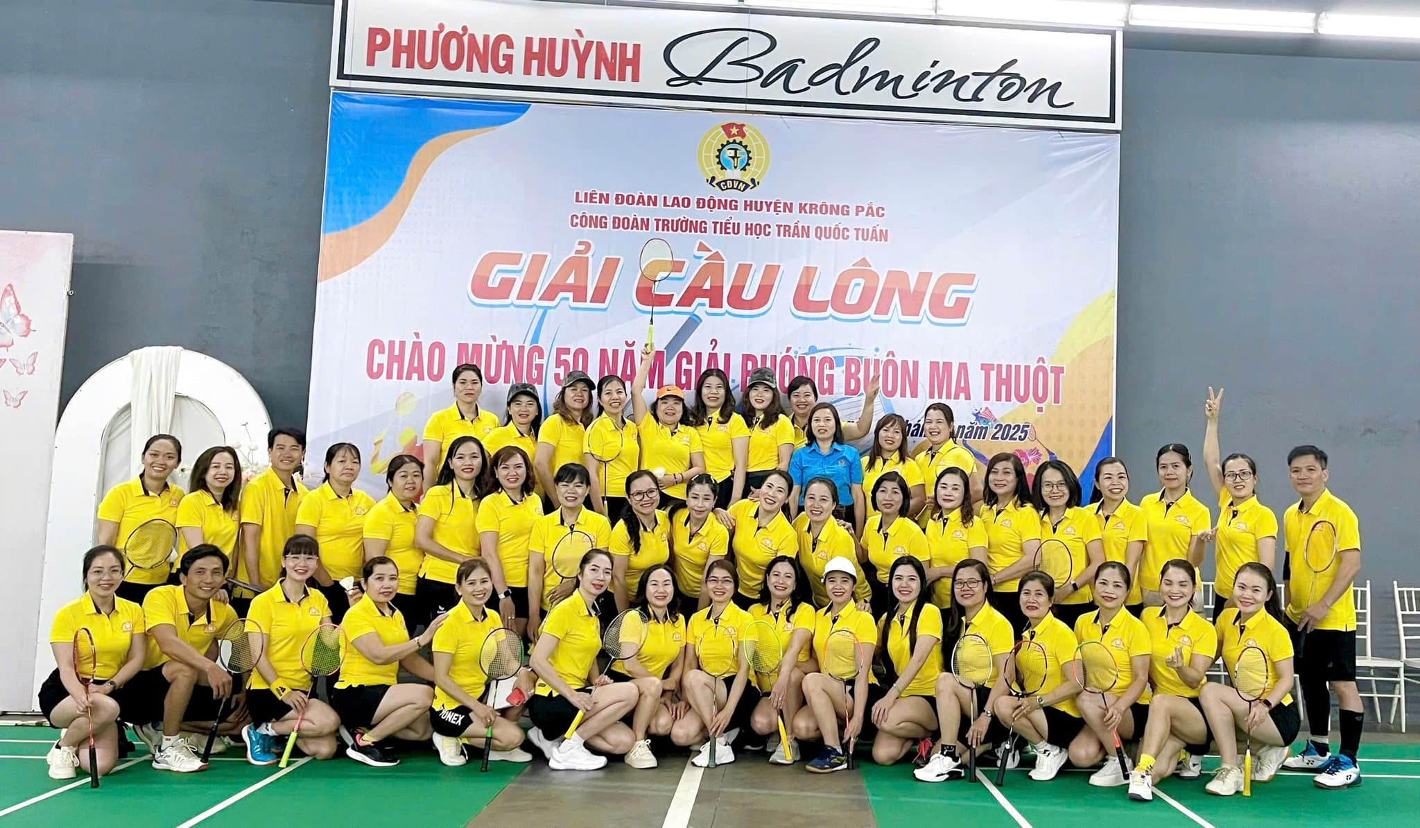 Công đoàn trường Tiểu học Trần Quốc Tuấn tổ chức giải cầu lông chào mừng ngày 8/3/2025. Tổ chức sinh nhật cho công đoàn viên trong nhà trường.