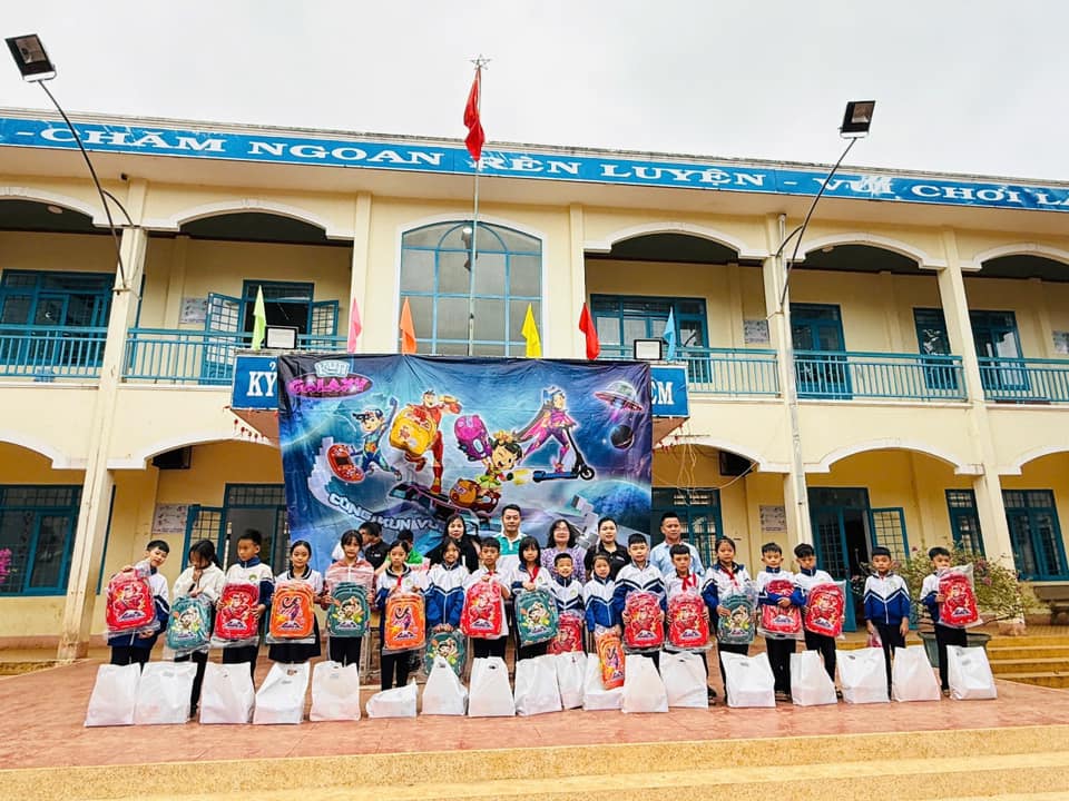 Nhà trường trân trọng và biết ơn công ty sữa Kun đã tặng 32 phần quà cho các em HS có hoàn cảnh khó khăn và sữa hộp cho tất cả các em học sinh. ❤️❤️❤️❤️❤️❤️ — đang ￼cảm thấy biết ơn.