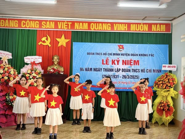 Các em HS liên đội Trần Quốc Tuấn biểu diễn văn nghệ trong chương trình kỷ niệm 94 năm ngày thành lập Đoàn TNCS Hồ Chí Minh 26/3/1931 – 26/3/2025