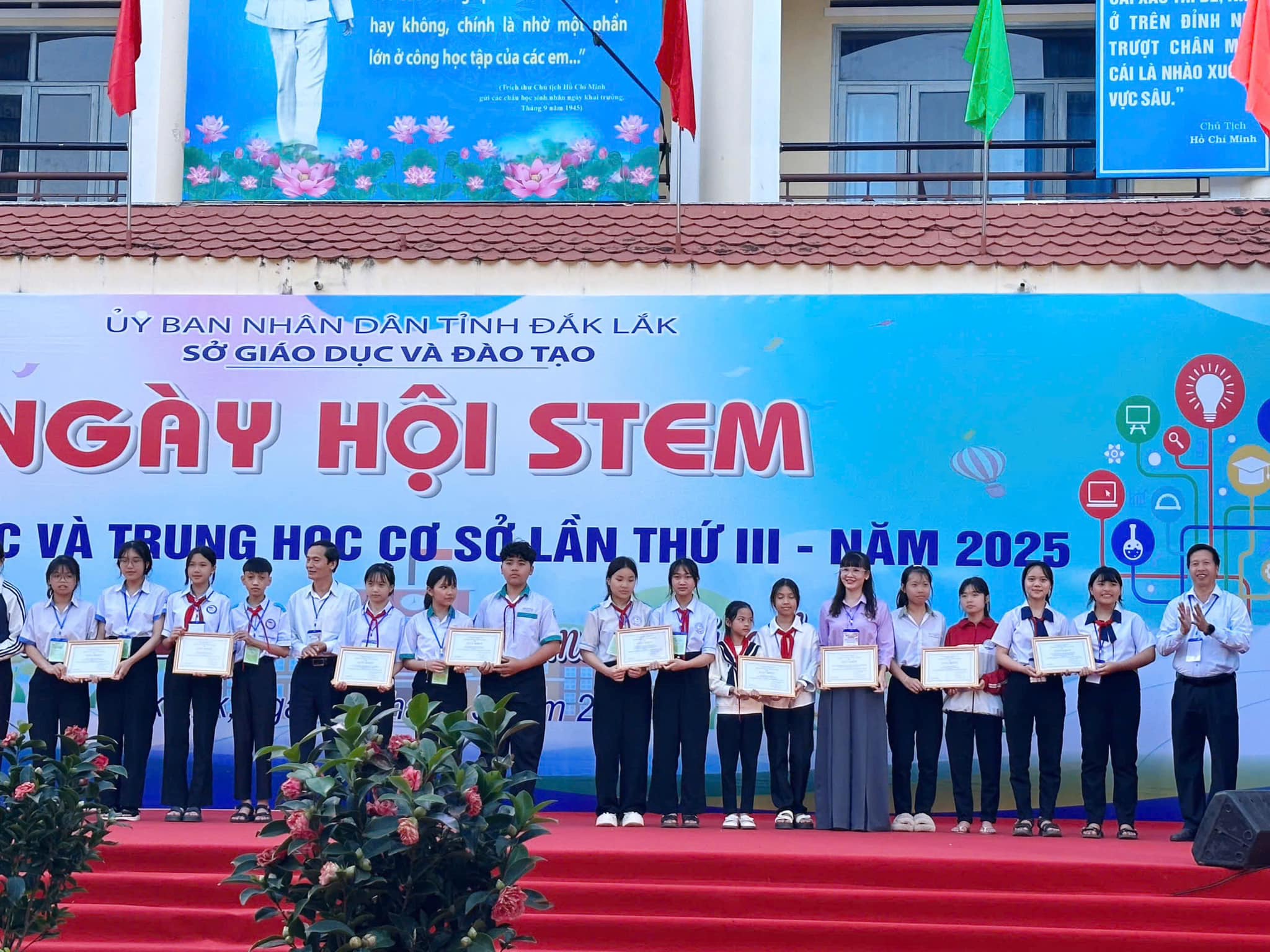 Chúc mừng cô trò lớp 3 D đã đạt giải Tư dự án: Mô hình các bộ phận của cây. Trong Ngày hội STEM cấp tỉnh lần thứ III. Năm 2025— với Mai Duyên.