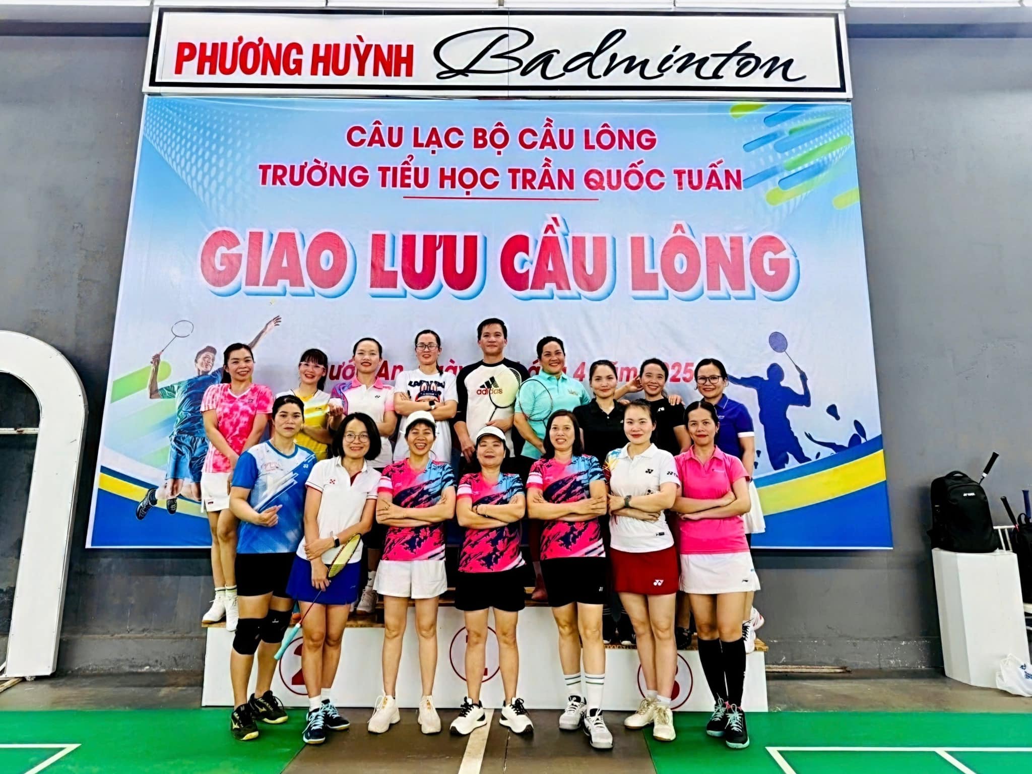 Cả một trời yêu!❤️❤️❤️❤️❤️ Chiều thứ sáu máu chơi thể thao!@mọi người— đang  cảm thấy tuyệt vời cùng với Chu Cúc và