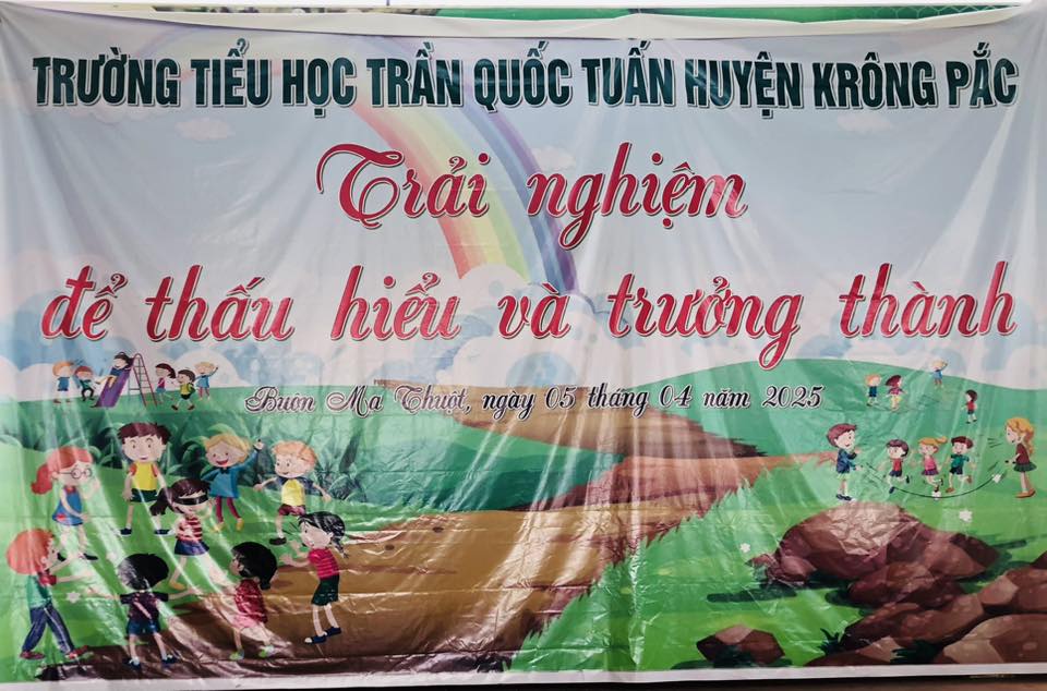 Một ngày trải nghiệm với chủ đề “Trải nghiệm để thấu hiểu và trưởng  thành” thật nhiều ý nghĩa của các em học sinh khối 5. Với hành trình thăm quan Bảo tàng Đắk Lắk, Nhà đày Ban Mê Thuột,  trải nghiệm làm nông dân và được nghe về kĩ năng sống “Cần làm gì để an toàn khi sử dụng mạng xã hội” cùng nhiều trò chơi thật vui thể hiện sự đoàn kết của cả tập thể, các em đã có một kỉ niệm khó quên trong năm cuối cấp.