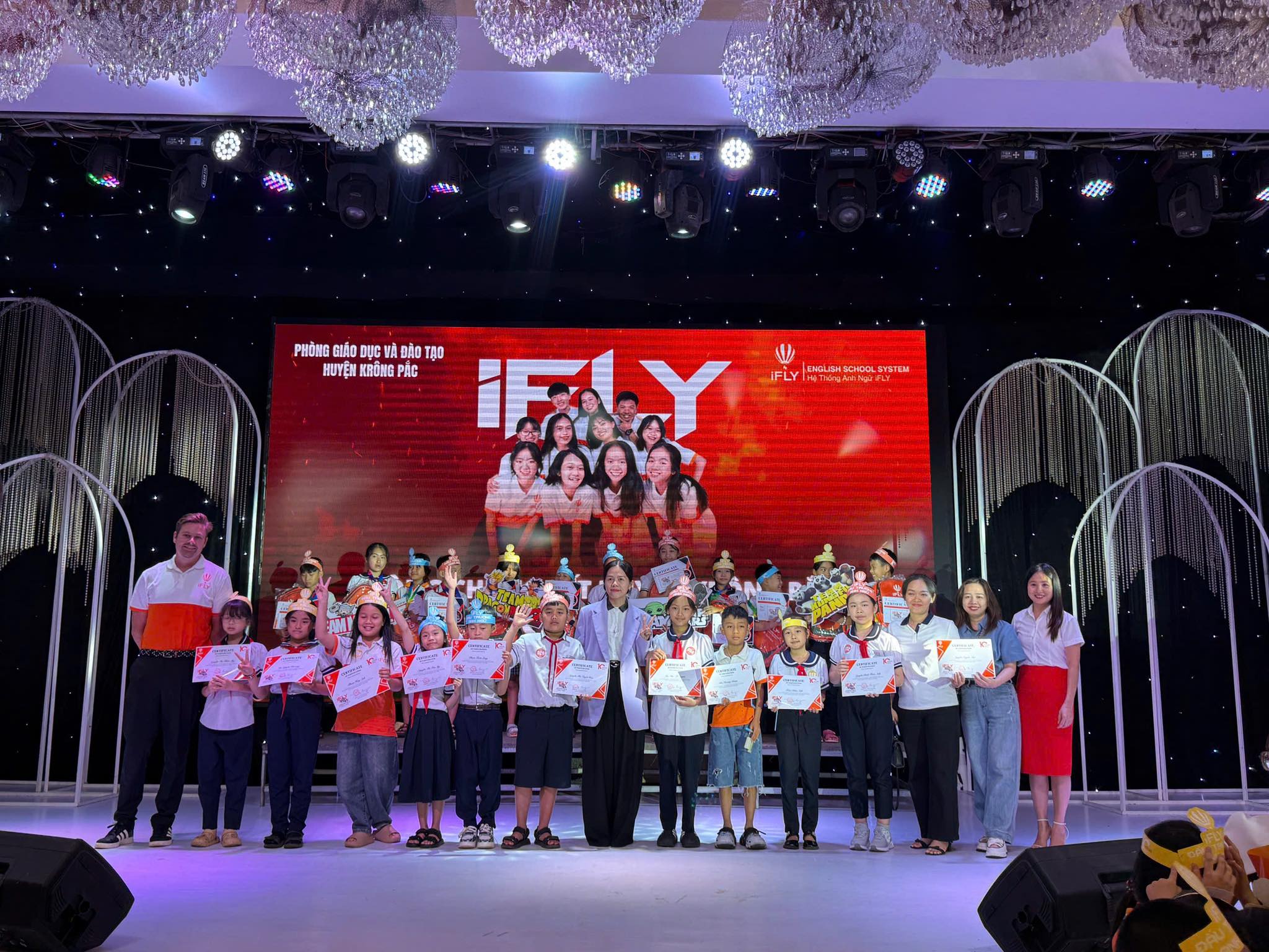 HS tham gia Chương trình đấu trường Anh ngữ FLy năm 2025 trường TH Trần Quốc Tuấn các em đã đạt giải cao có Nhất, Nhì, Ba. Chúc mừng các em.