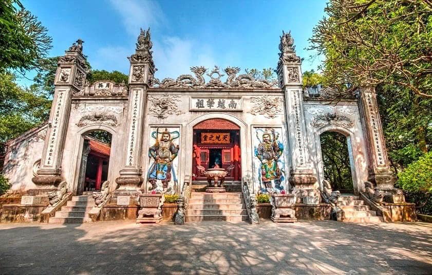 Dù ai đi ngược về xuôi Nhớ ngày giỗ Tổ mùng mười tháng Ba