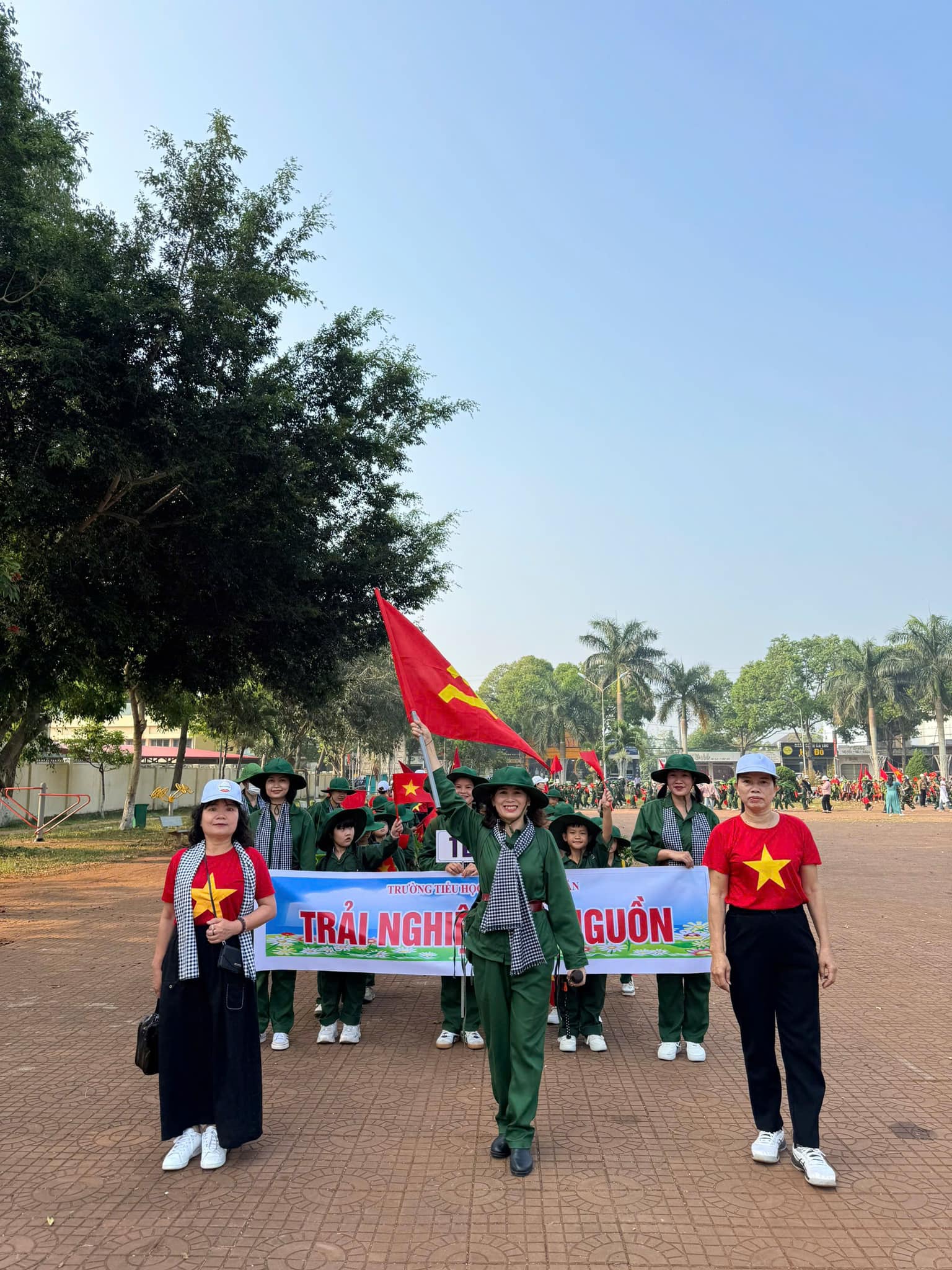 Hoạt động trải nghiệm với chủ đề:” VỀ NGUỒN” của học sinh khối 1,2 phân hiệu I Tân Hiệp trường TH Trần Quốc Tuấn.