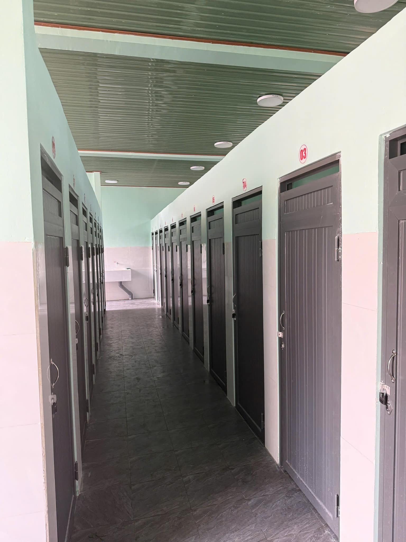 Khi có nhà vệ sinh mới các em sẽ làm gì để giữ gìn vệ sinh chung? Cô giáo sẽ hướng dẫn các em tận tình chi tiết nhé!— đang  cảm thấy hài lòng cùng với Chu Cúc và  4 người khác .