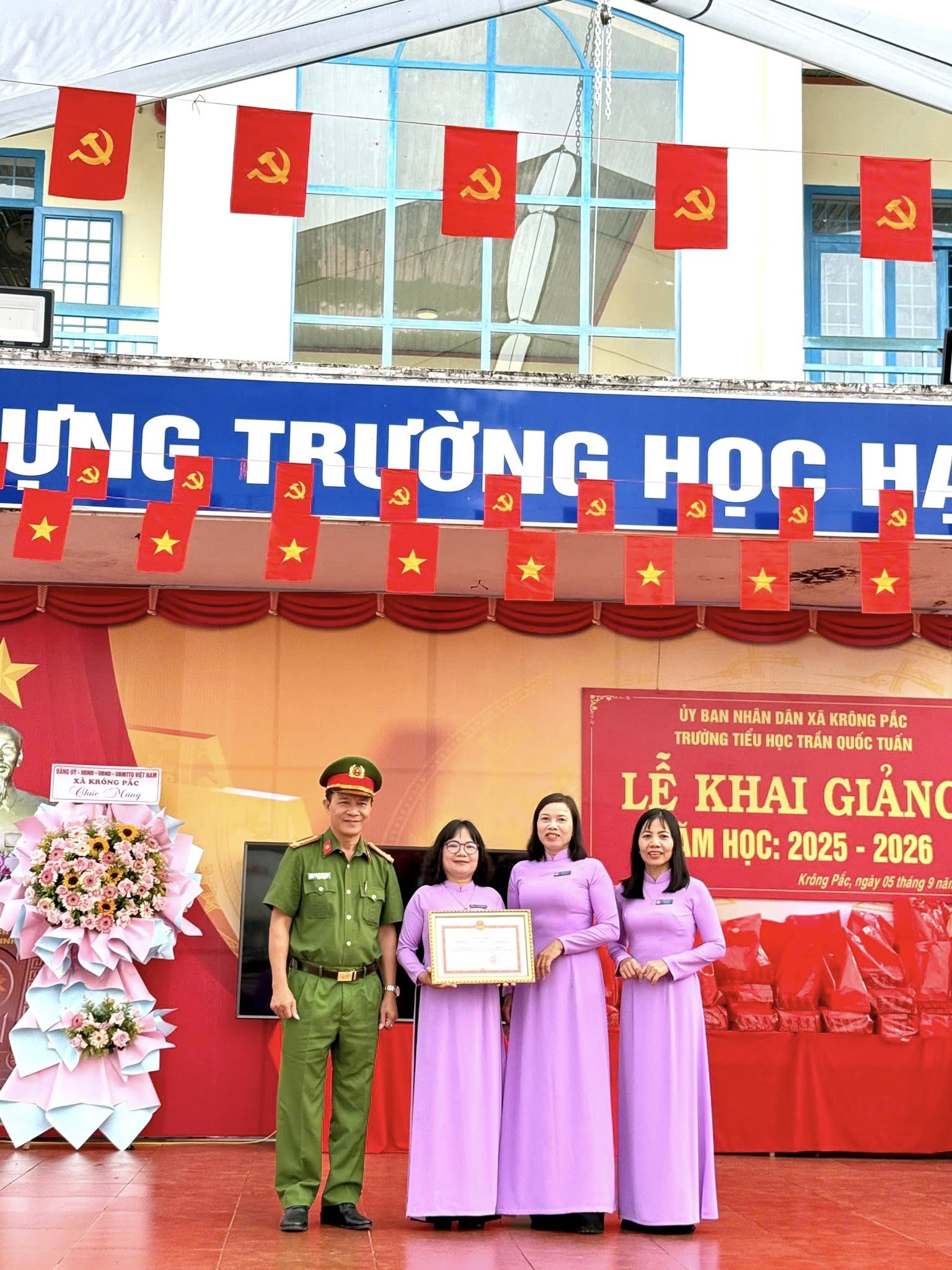 Nhân dịp khai giảng năm học mới 2025-2026, nhà trường rất vinh dự được đồng chí Nguyễn Hùng Hậu UVBTV, Trưởng Công an xã, đồng chí H Ma Đa La Niê ĐUV, Phó Chủ tịch UBMTTQVN xã kiêm Bí thư đoàn về dự và đại diện cho xã tặng Bằng khen, danh hiệu Tập thể Xuất sắc năm học 2024-2025, Bằng khen của UBND tỉnh cho cá nhân cô Hiệu trưởng Lê Thị Minh Hương, 10 thầy cô đạt danh hiệu Chiến sĩ thi đua cấp cơ sở, 5 thầy cô được tặng Giấy khen của UBND xã Krông Pắc.