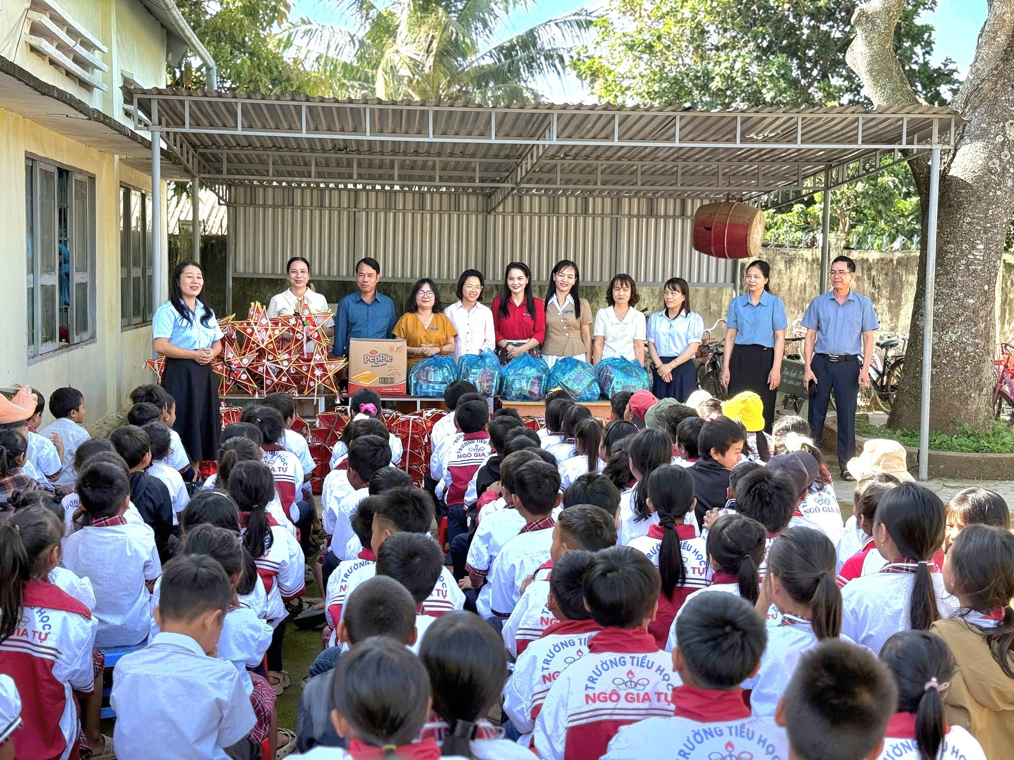 Nhà trường trân trọng cảm ơn những phần quà nhỏ dành tặng cho các em học sinh tại điểm trường KPlang của quý thầy cô, của Liên đội. Đăc biệt cảm ơn sự kết nối của cô Mai Thuỳ Dung với cô Thảo đã tặng 125 chiếc lồng đèn ấm áp cho tất cả các em tại điểm trường nhân dịp Tết Trung Thu