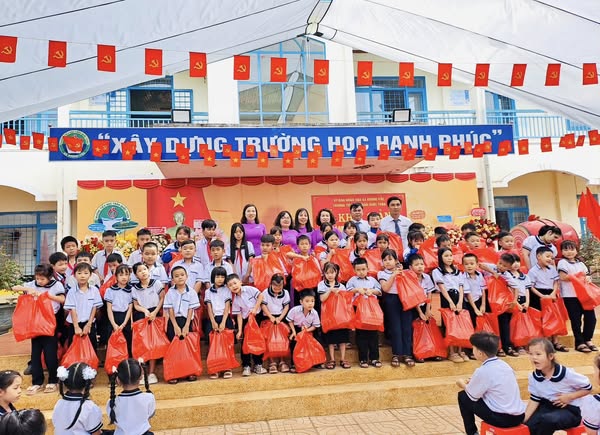 Nhà trường chân thành cảm ơn gia đình cô Đào Mai Trinh và mạnh thường quân Thiên Trường đã tặng 50 suất quà cho các em học sinh có hoàn cảnh khó khăn và trung tâm AMG đã tặng 30 suất học bổng cho các em học sinh nhân lễ khai giảng năm học 2025-2026.