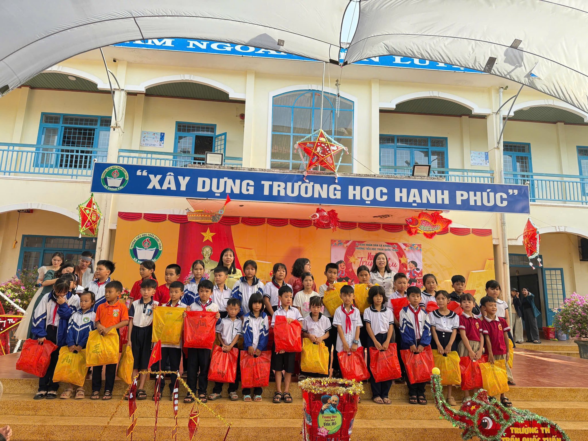 Tết trung thu của học sinh trường tiểu học Trần Quốc Tuấn năm 2025 và tặng quà cho những em học sinh có hoàn  cảnh khó khăn.