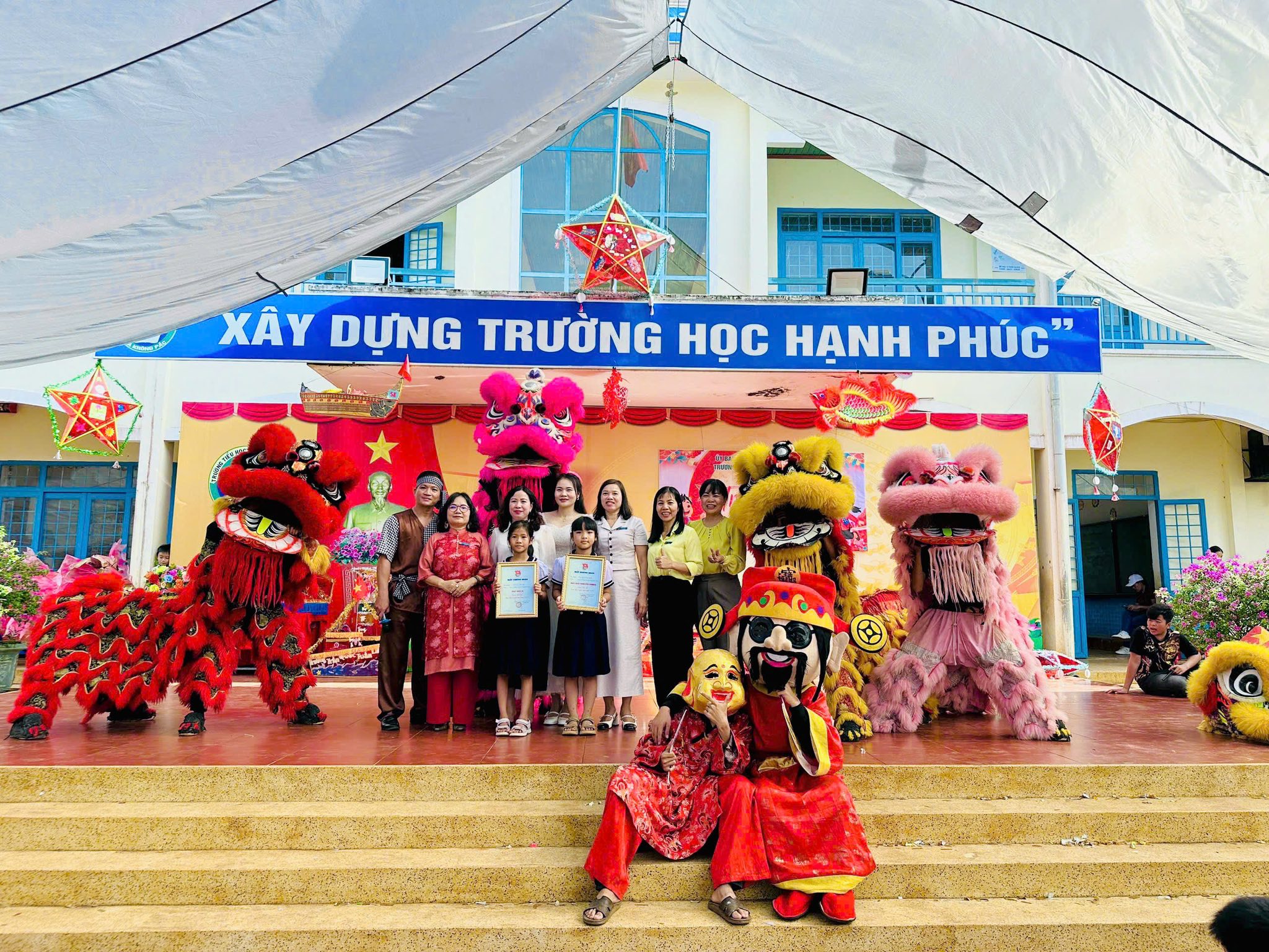 Liên đội TH Trần Quốc Tuấn trao giấy khen cho các lớp đạt giải trong hội thi làm lồng đèn Trung thu năm 2025 cấp xã và cấp trường